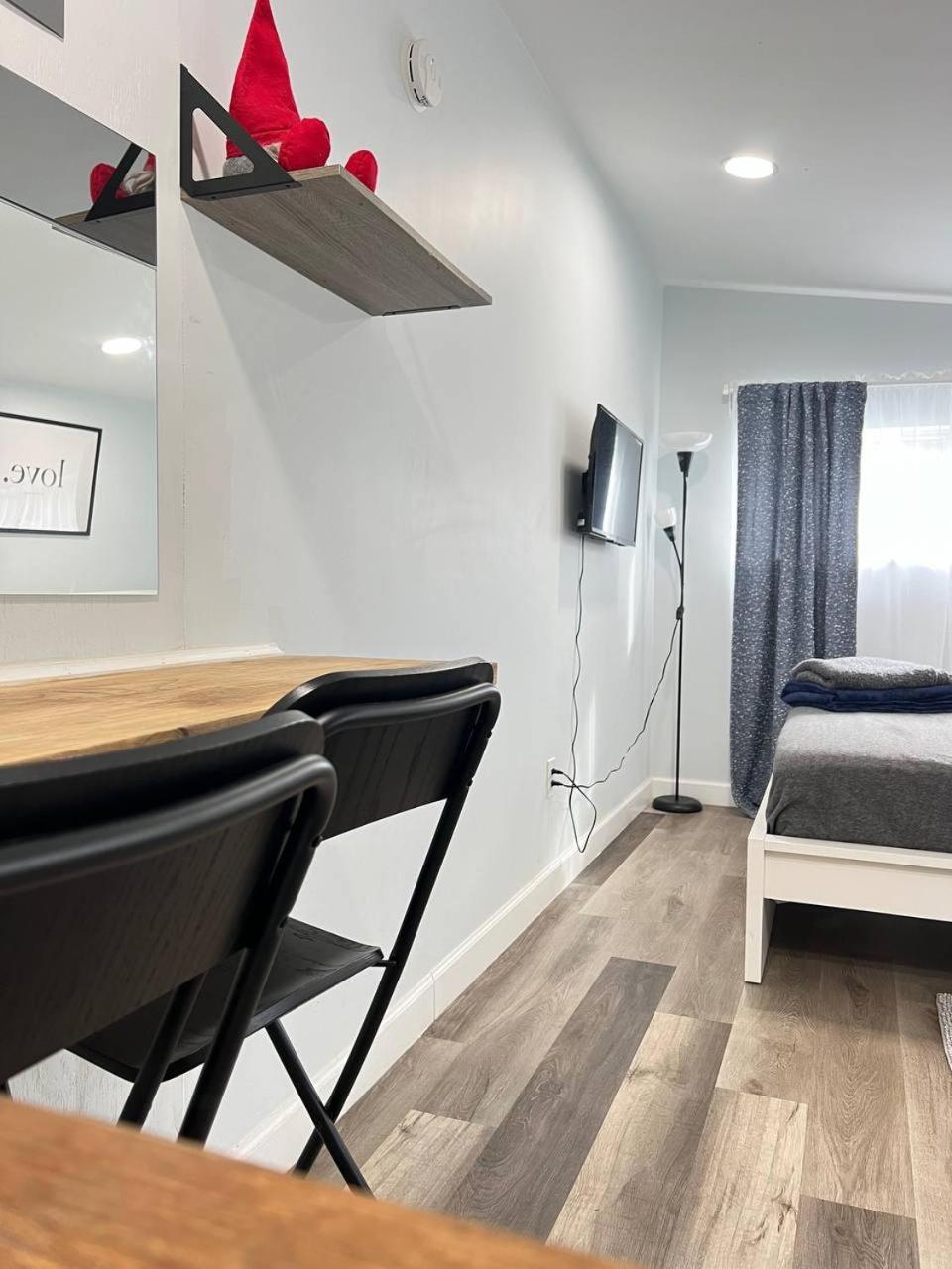 Work, Rest And Play: Wifi, Tv And Backyard Bliss Homestay North Miami Beach