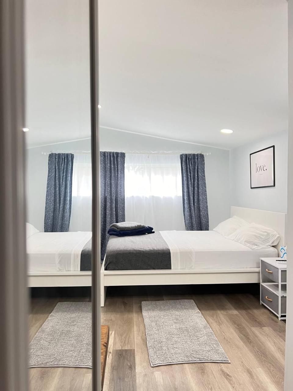 Homestay Work, Rest And Play: Wifi, Tv And Backyard Bliss North Miami Beach