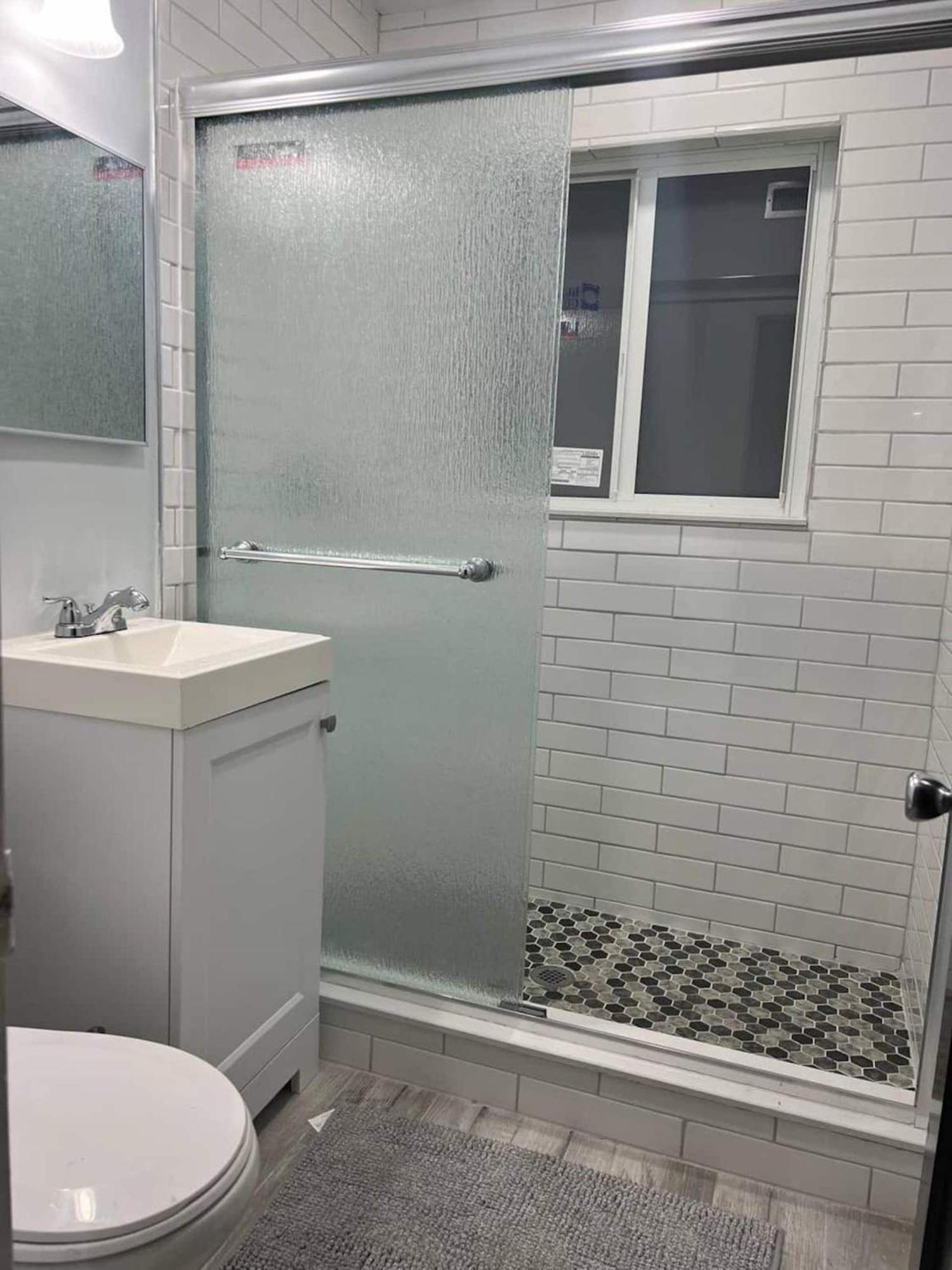 Homestay Work, Rest And Play: Wifi, Tv And Backyard Bliss North Miami Beach